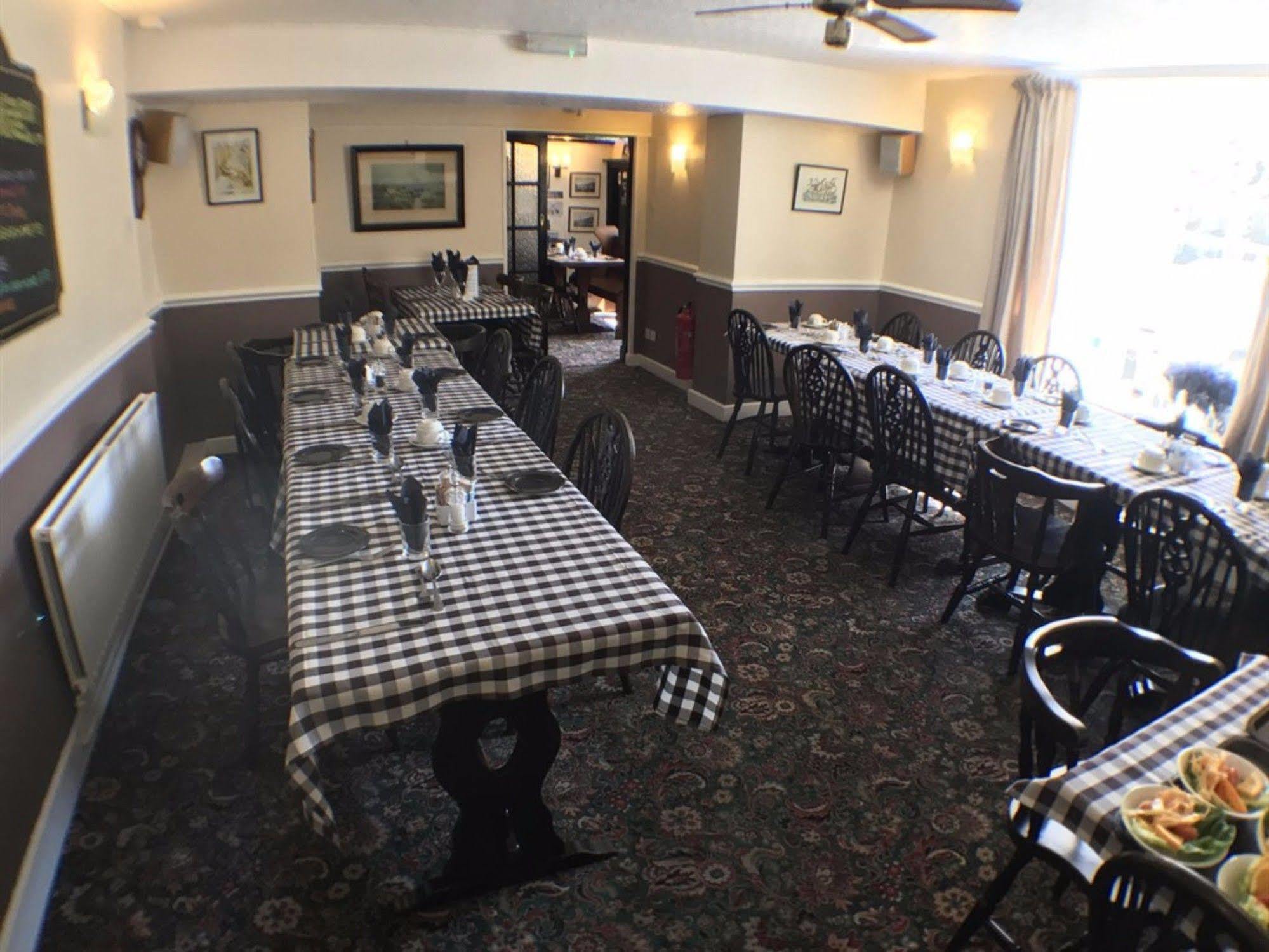The Fox & Hounds Inn 3*