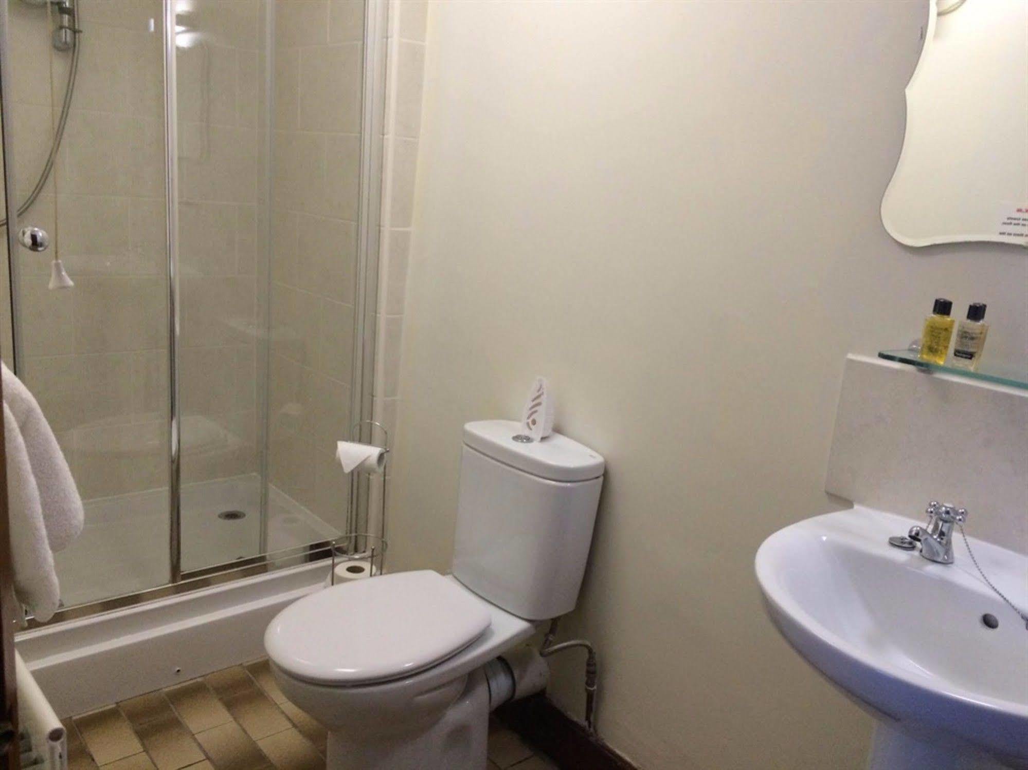 The Fox & Hounds 3*